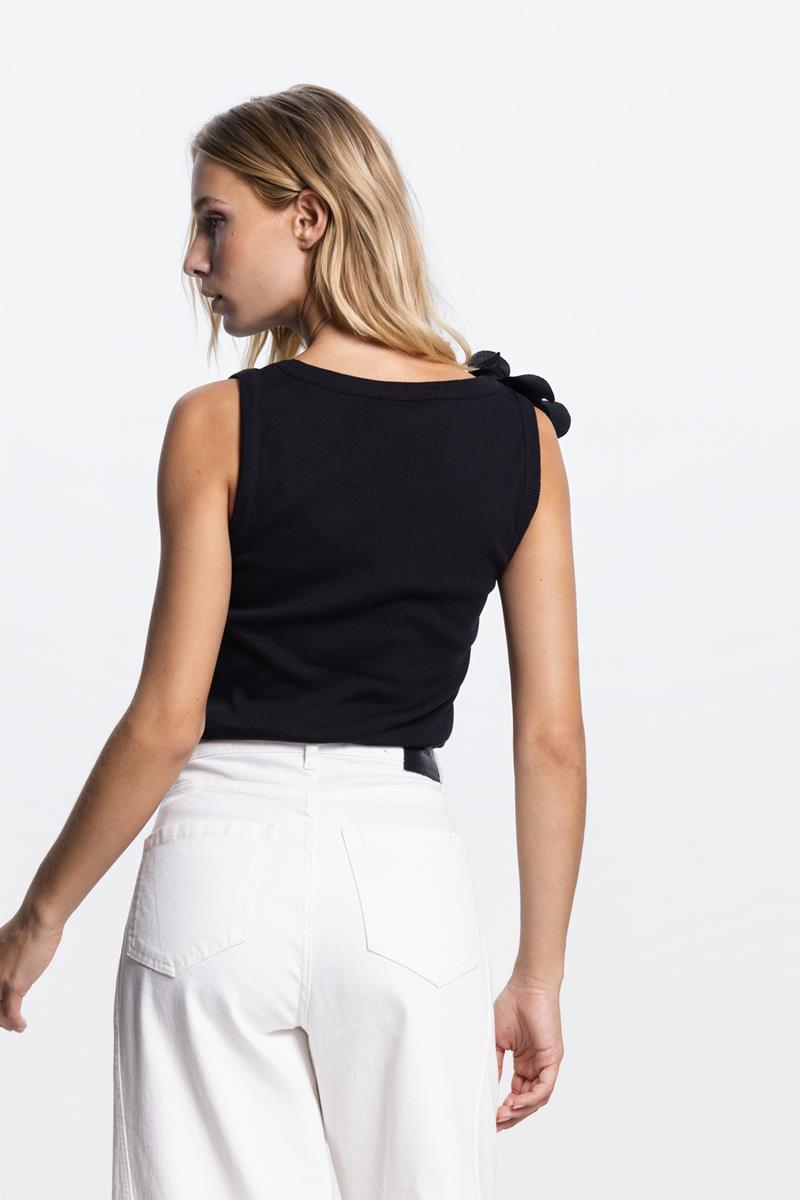 RHODE TOP MET BLOEMDETAIL IN ZWART