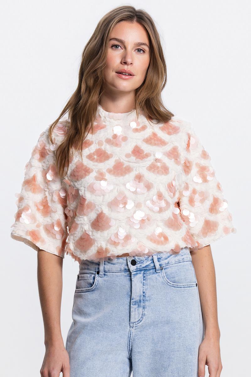 RIAN PAILLETTEN TOP IN WIT & PERZIK