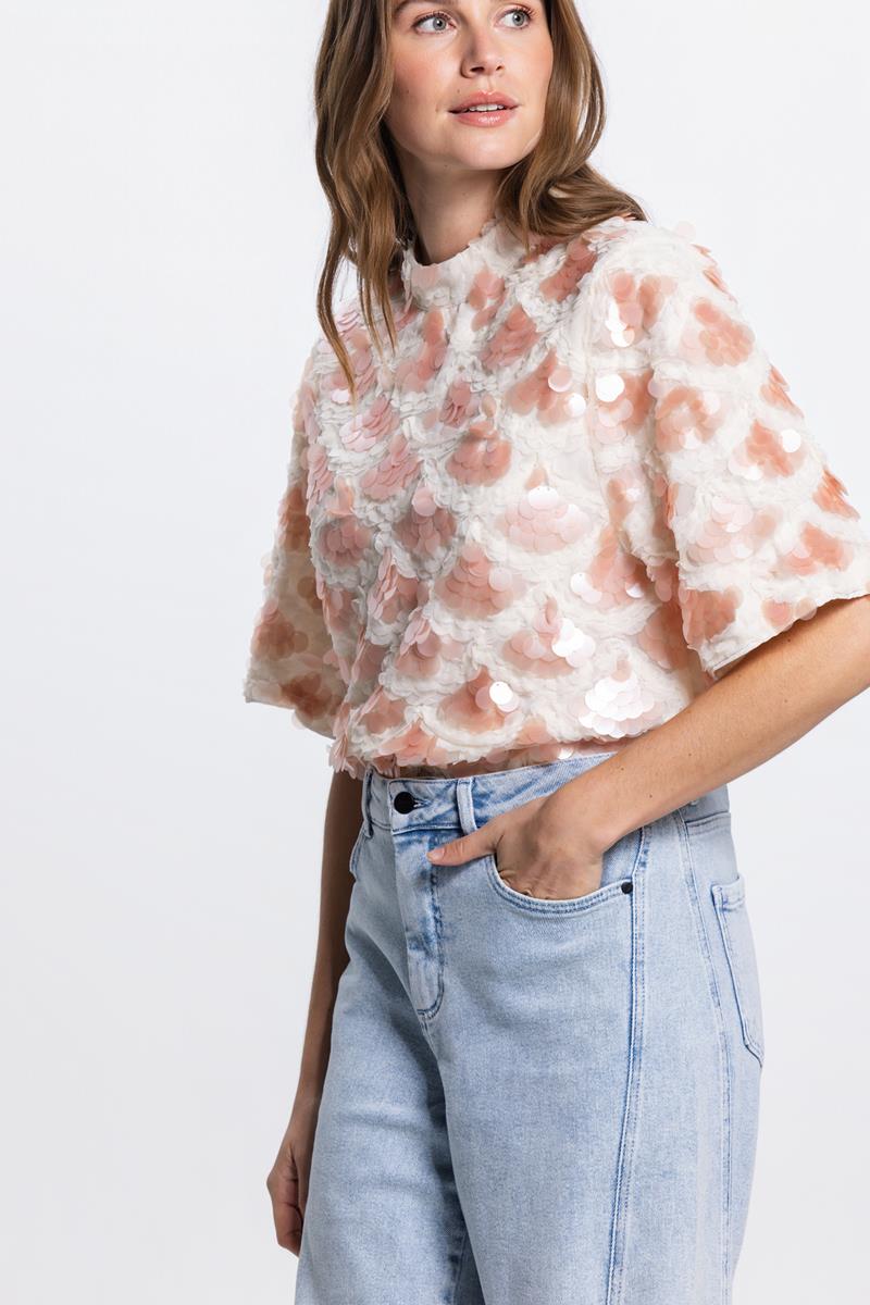 RIAN PAILLETTEN TOP IN WIT & PERZIK