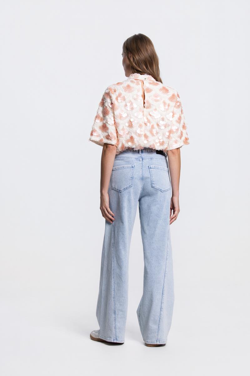 RIAN PAILLETTEN TOP IN WIT & PERZIK