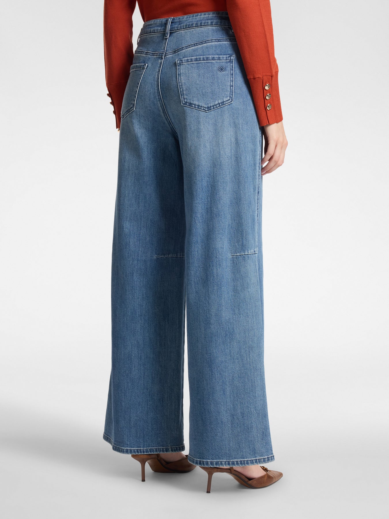 Flared jeans met details
