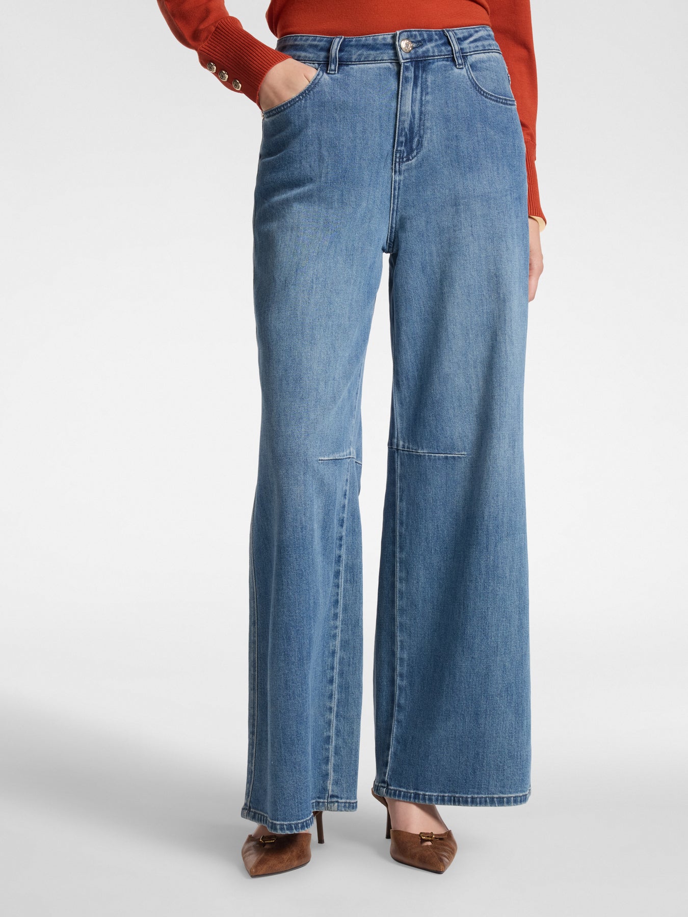 Flared jeans met details