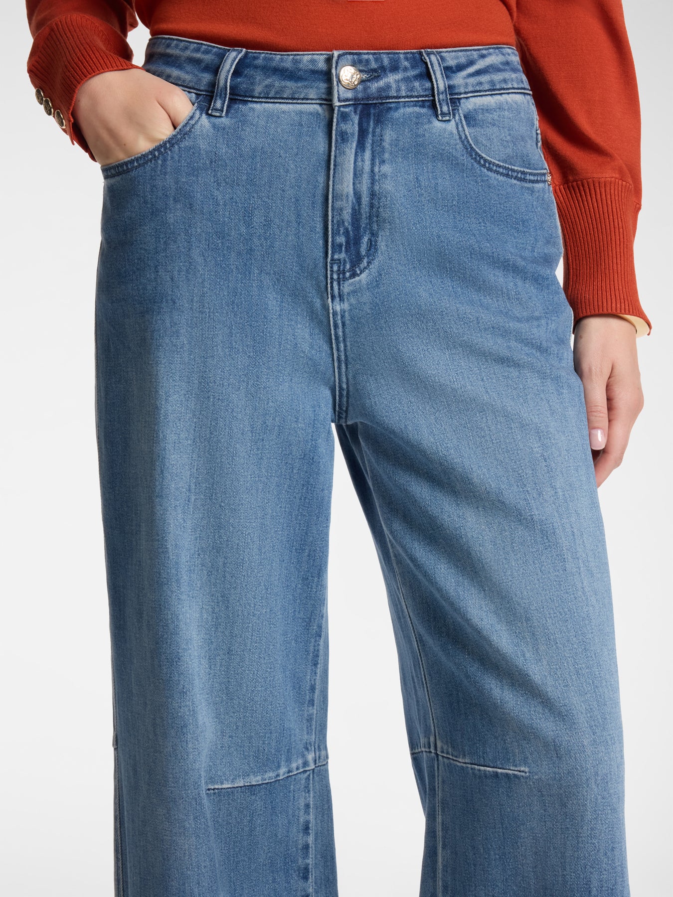 Flared jeans met details
