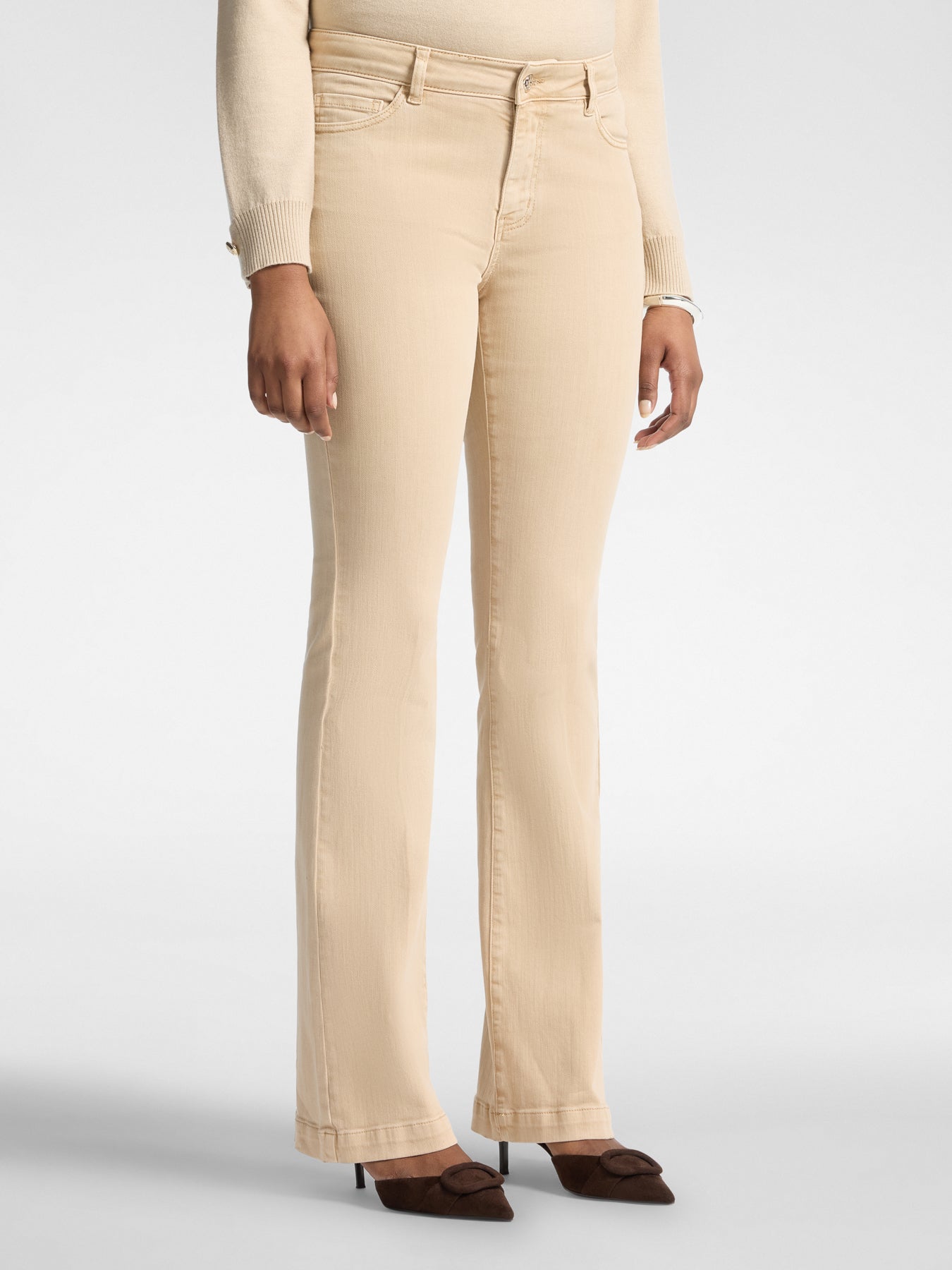 Flared broek met vijf zakken creme wit