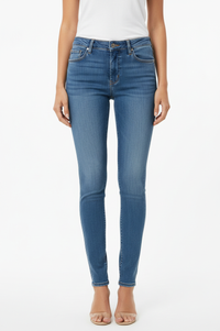Jennifer Skinny Jeans Medium Denim op model - studio fotografie