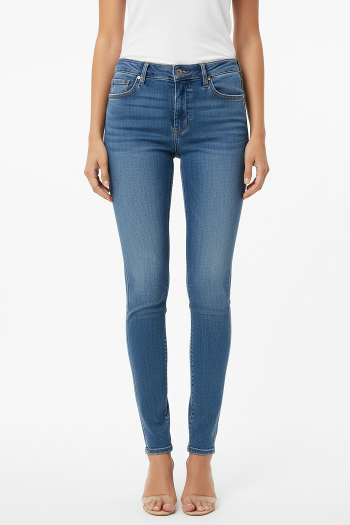 Jennifer Skinny Jeans Medium Denim op model - studio fotografie